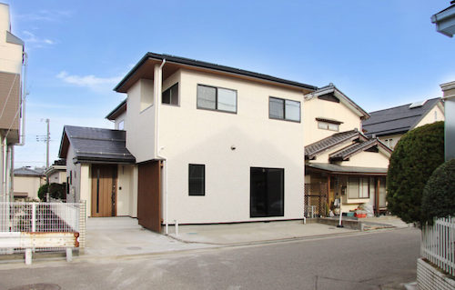 屋根・外観を張り替え、窓（サッシ）を入れ替えました。格子をつけることでオシャレなデザインに！